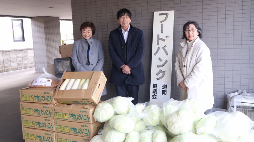 たくさんの野菜を前に感謝する広部代表（右）