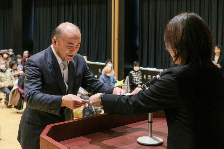 永田校長から卒業証書を受け取る水山さん（左）