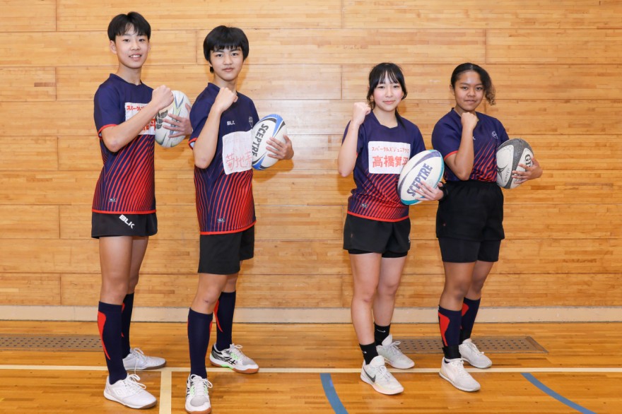 道代表として活躍を誓うスパークルズジュニアクラブの（左から）小田島、菊地、高橋、井藤