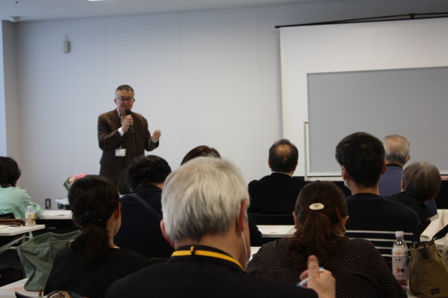 参加者を前に講演するソーシャルワーカーの渡辺さん