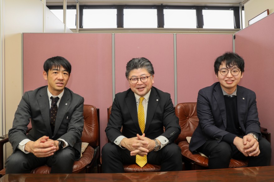 函館競馬場に着任した（左から）楠野場長、高野副場長、中川総務係長