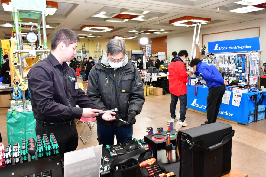 製品を手に取り使い勝手を確かめる来場客