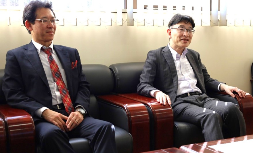 秋田局長（右）と鶴岡所長