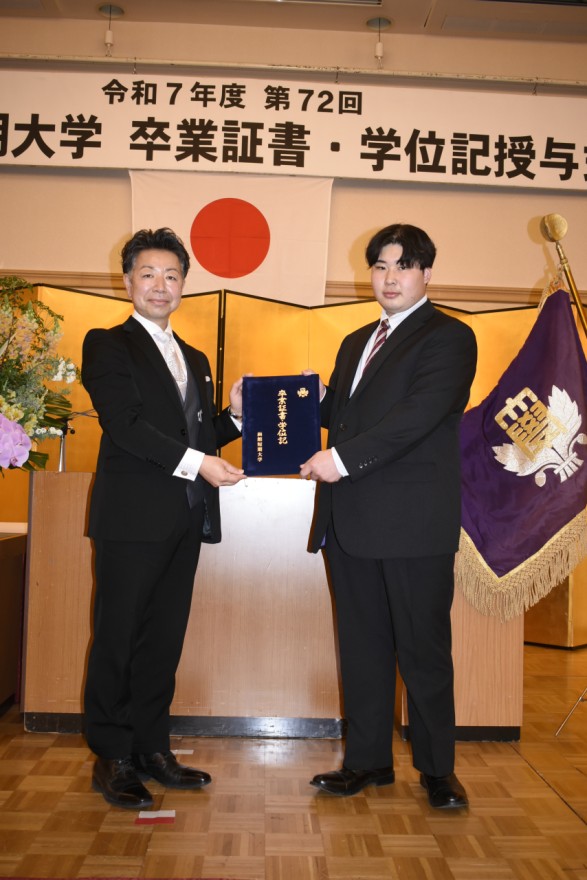 鈴木学科長から激励される伊藤さん（右）