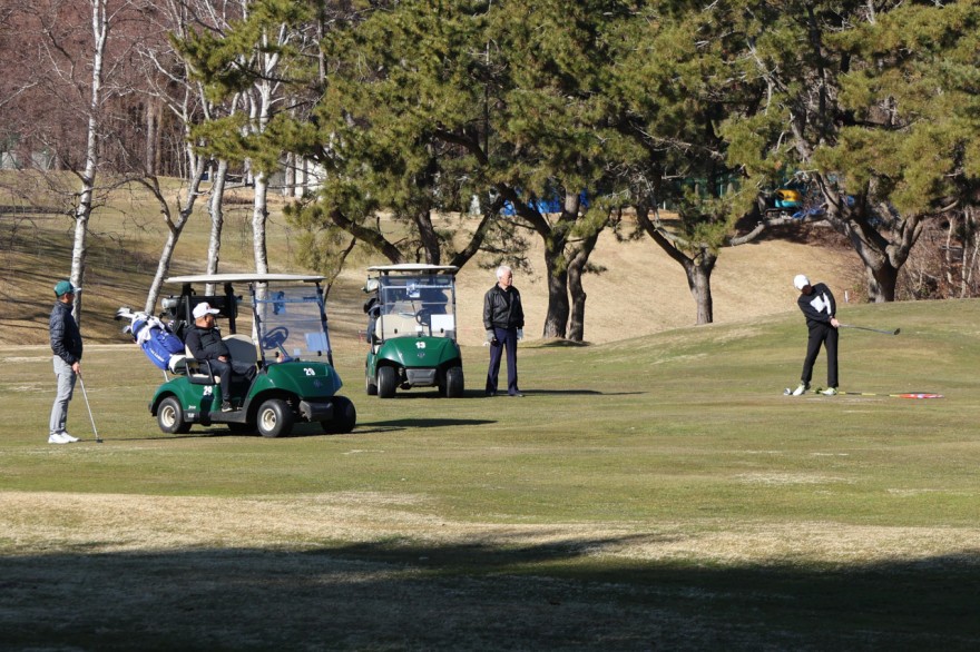 函館ゴルフ倶楽部でラウンドを楽しむゴルファー
