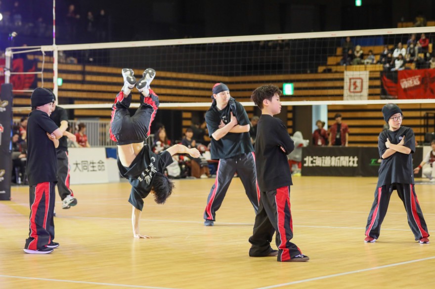 ２日ともブレイクダンスパフォーマンスを披露した「ハコダテビーボーイズ」（２２日）