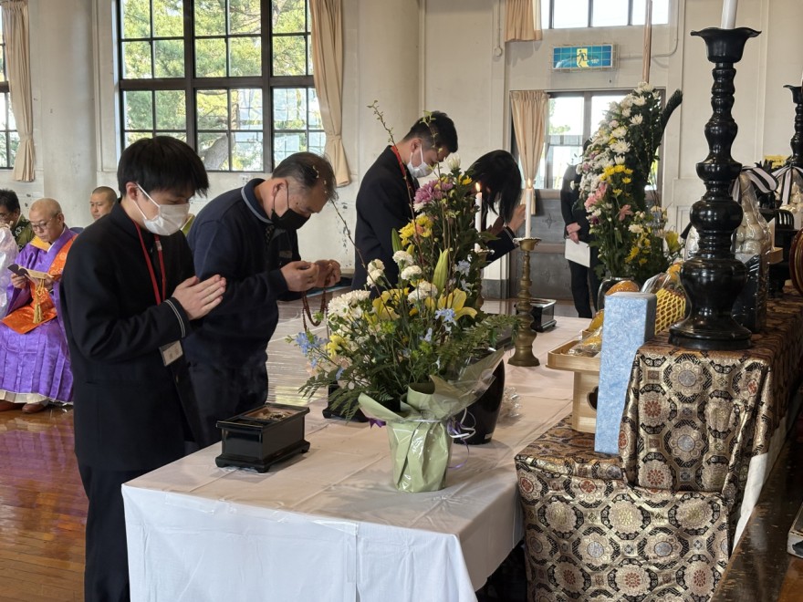 函館大火の犠牲者に手を合わせる参列者