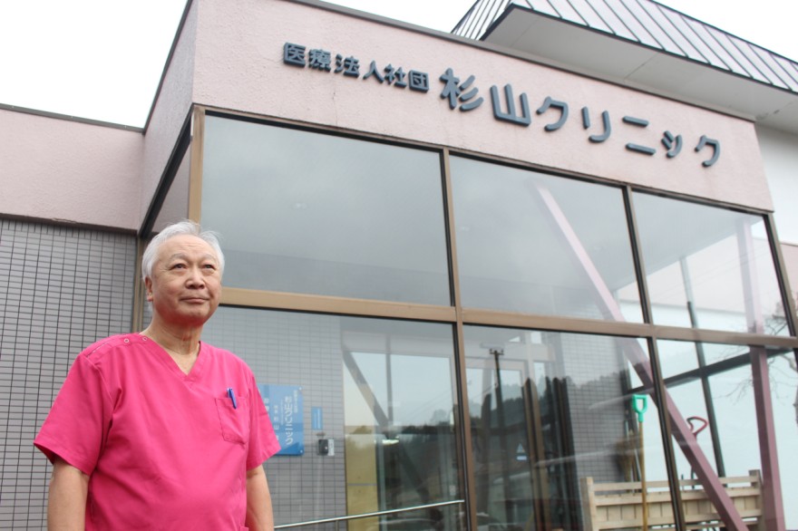 ３１日で閉院する杉山クリニックの前に立つ杉山院長