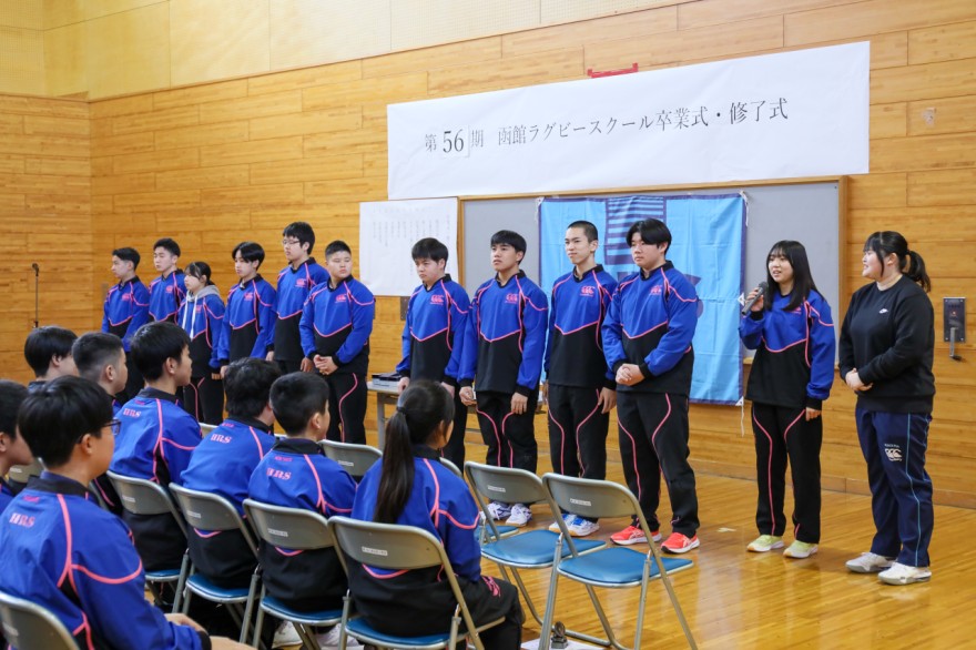 後輩を前に決意を話す卒業生