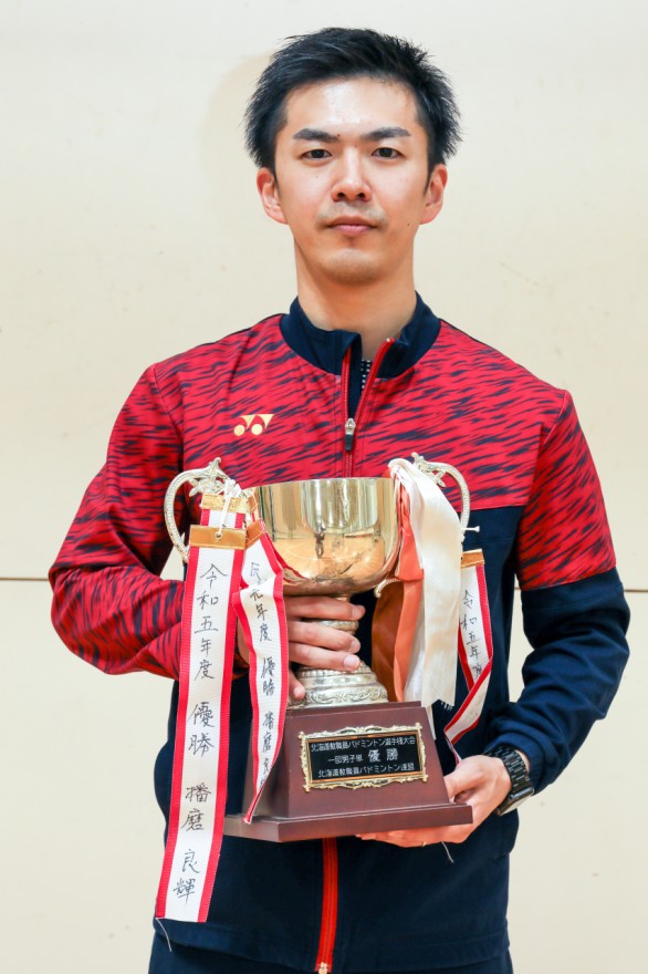 道教職員大会男子１部シングルスで３回目の優勝を果たした函大有斗の播磨監督