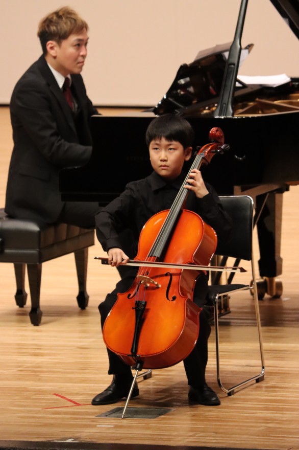 チェロを独奏する団員