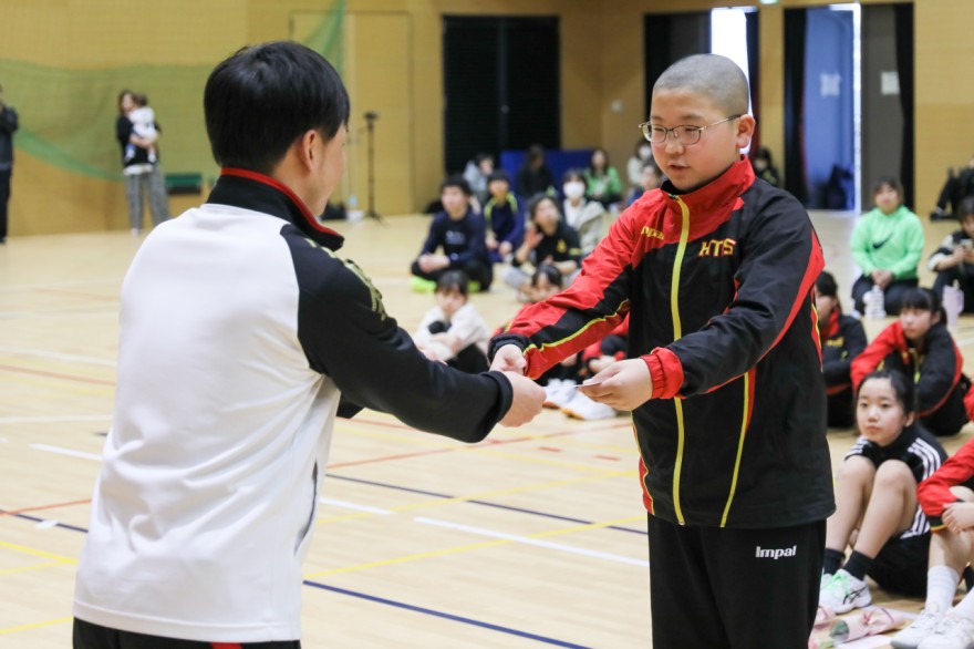 佐々木監督から卒業証書を受ける卒団生