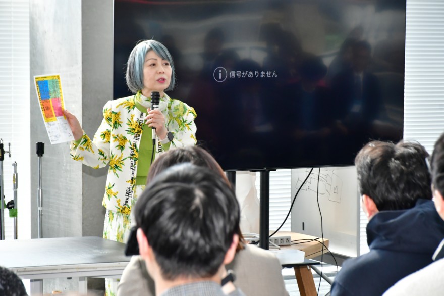 発表会参加者を前にあいさつする美馬教授