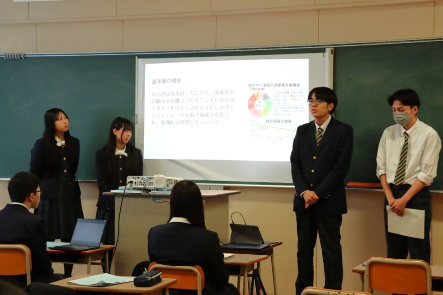探究学習の成果を発表する生徒
