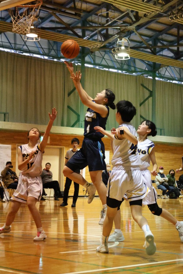 【女子決勝、大野・上磯―赤川】ゴール下へと走り込みシュートを放つ井倉主将
