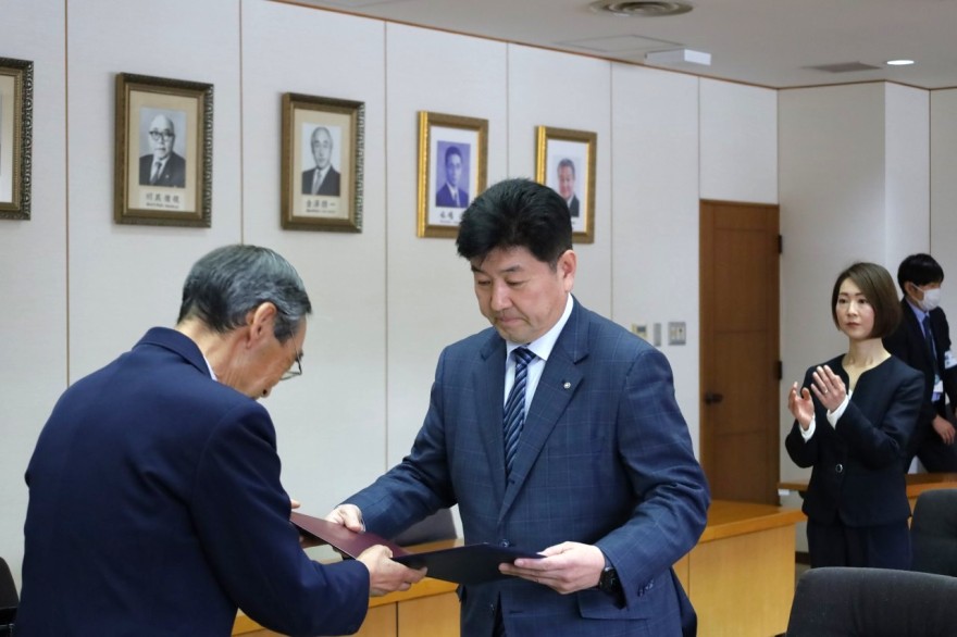 当選証書を受け取り身を引き締める杉原氏（右）