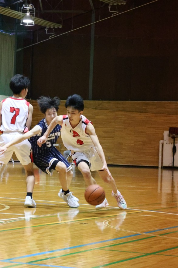 【男子決勝、森町拠点校―赤川】一瞬の隙を見逃さずドリブル突破を図る上平主将