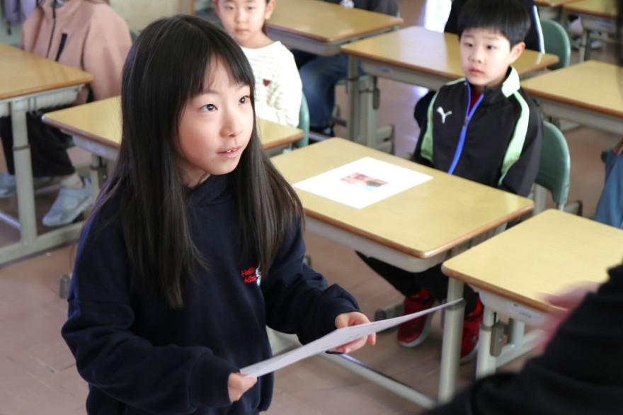 修了証を受け取る１年生