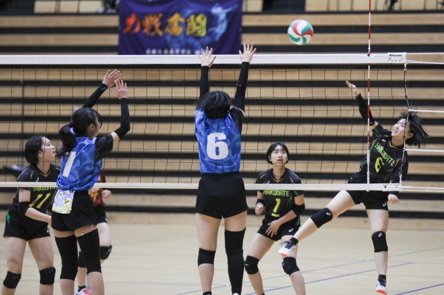 女子グループ戦で熱戦を展開する選手