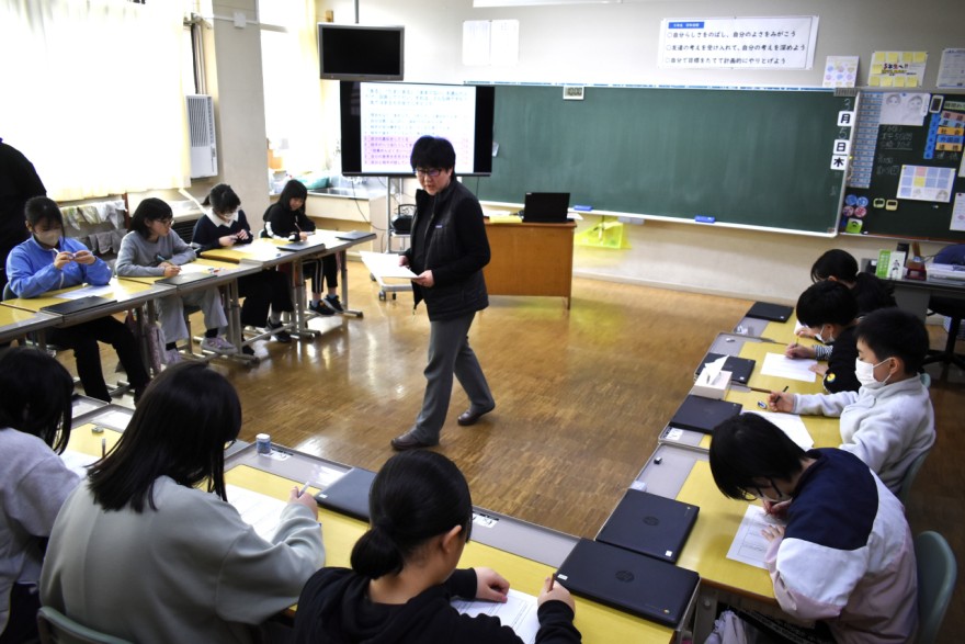 長浦校長（中央）の話を聞く児童