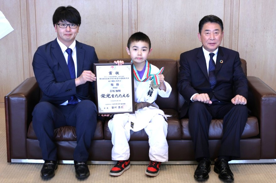 全国優勝をともに喜ぶ（左から）和泉館長、青坂、池田市長