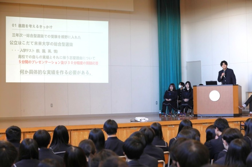 自身の進路決定や高校生活について話す橘さん