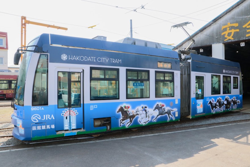 函館競馬場130周年をPR ラッピング市電27日から運行、場内には