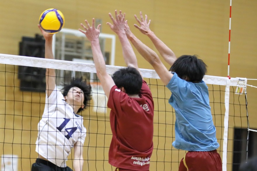 年上相手にも果敢に挑んでアタックを放つ（バレーボール、カテゴリー無差別大会）