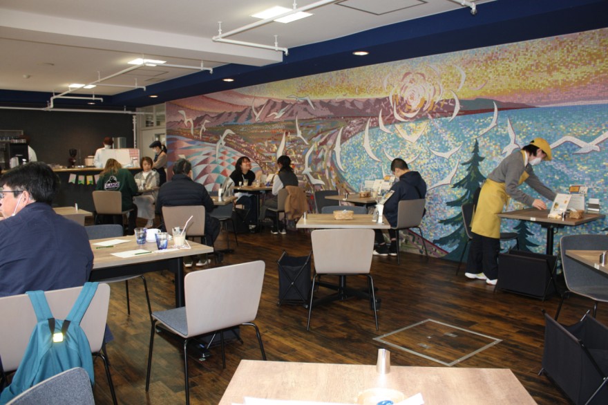 大勢の来客でにぎわった４学科協働カフェ