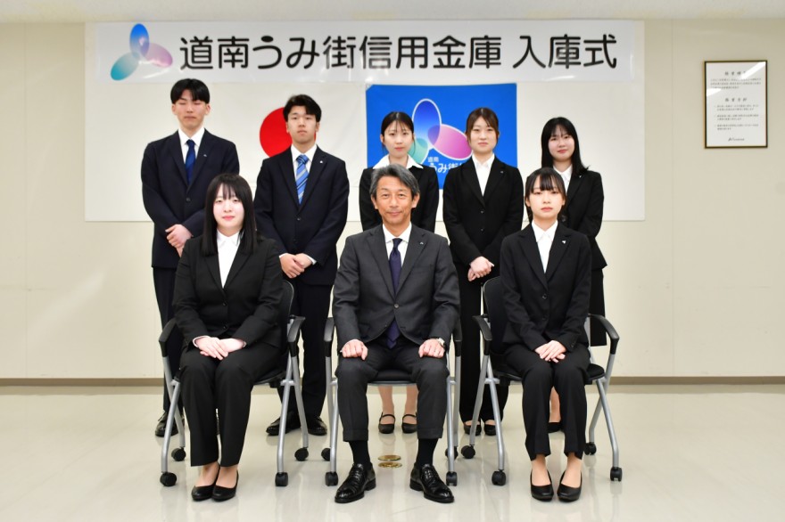 田原理事長（前列中央）と写真撮影する新入職員