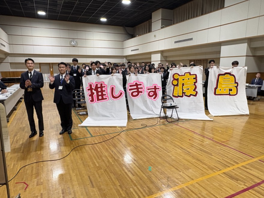 オンラインで結ばれたカメラに向かって手を振る渡島総合振興局の職員