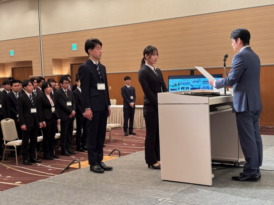 鈴木知事から辞令交付を受ける新入職員代表