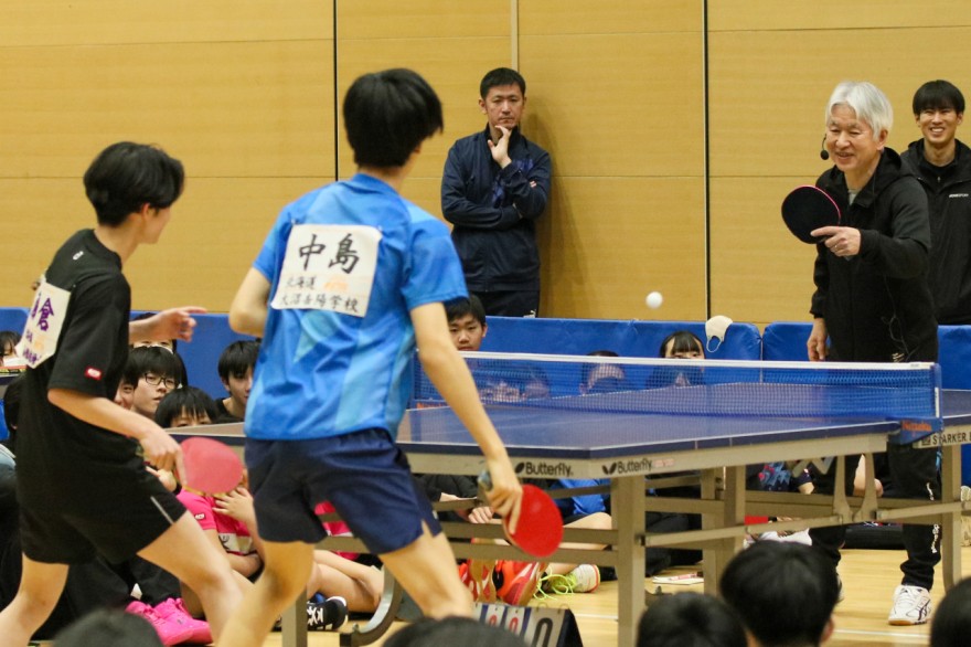 ダブルスでペアの動き方などを指導する渡辺さん（右）