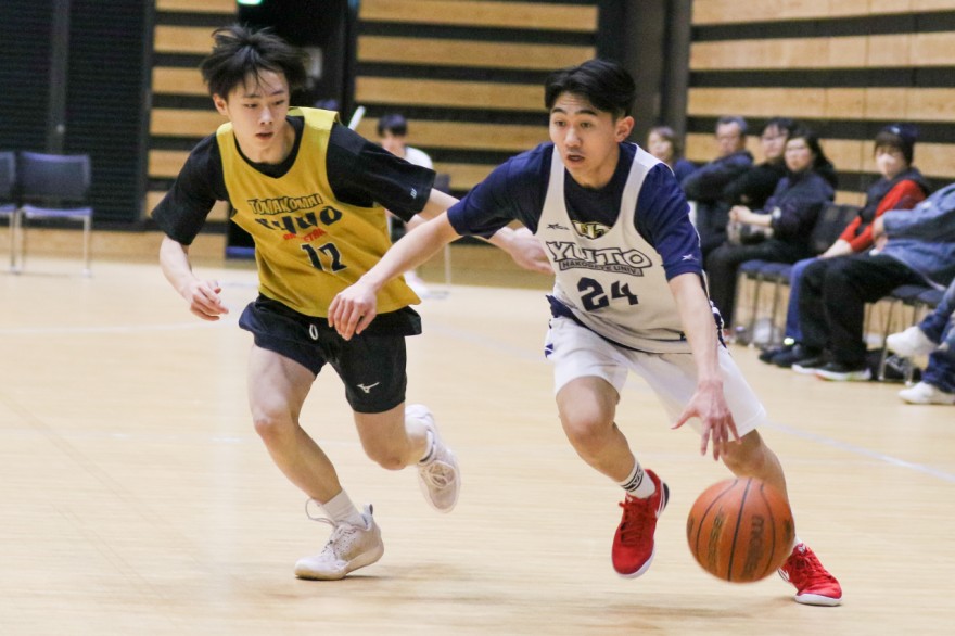 他地区との交流戦で熱戦を展開する選手（函大有斗－苫小牧中央）