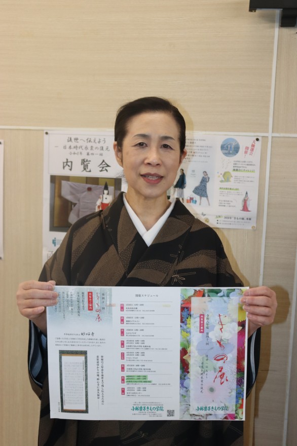 チラシを持ち来場を呼び掛ける北沢学院長