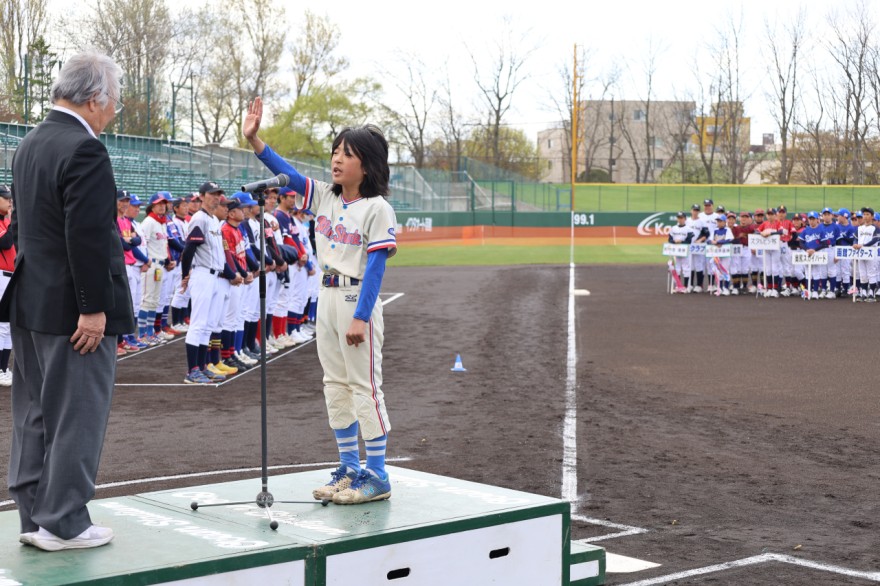 力強く選手宣誓する北日吉ブルーシャークの小林主将