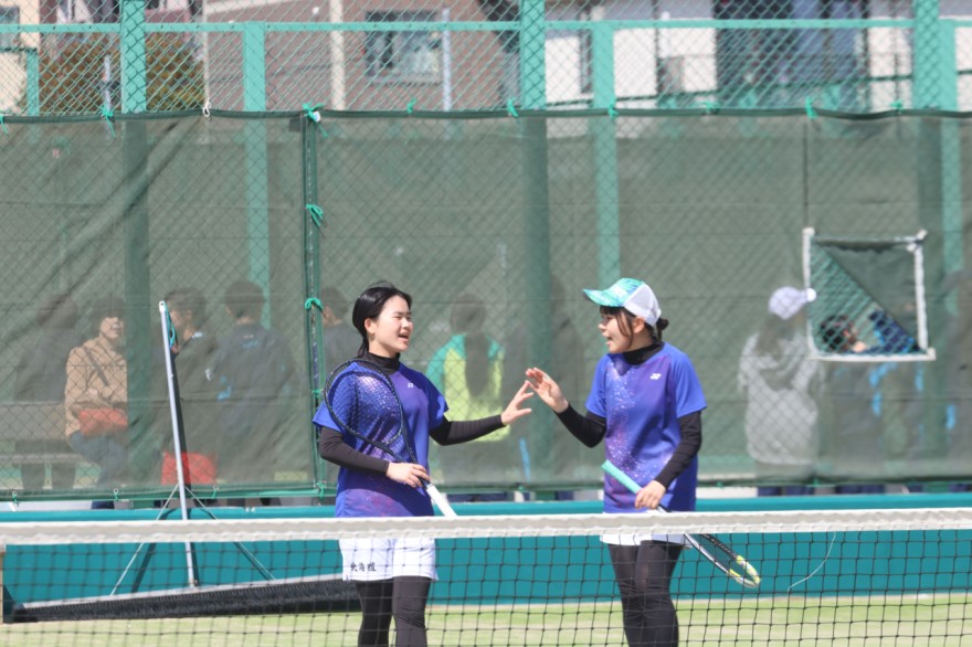 得点が決まり手を合わせ喜ぶ長部（左）・赤沢組